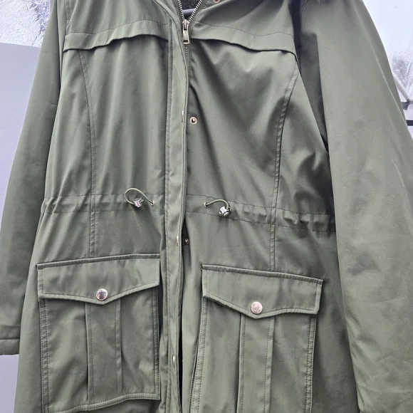 olive green winter parka features a warm, mixed-texture lining designed for cold - Picture 4 of 8